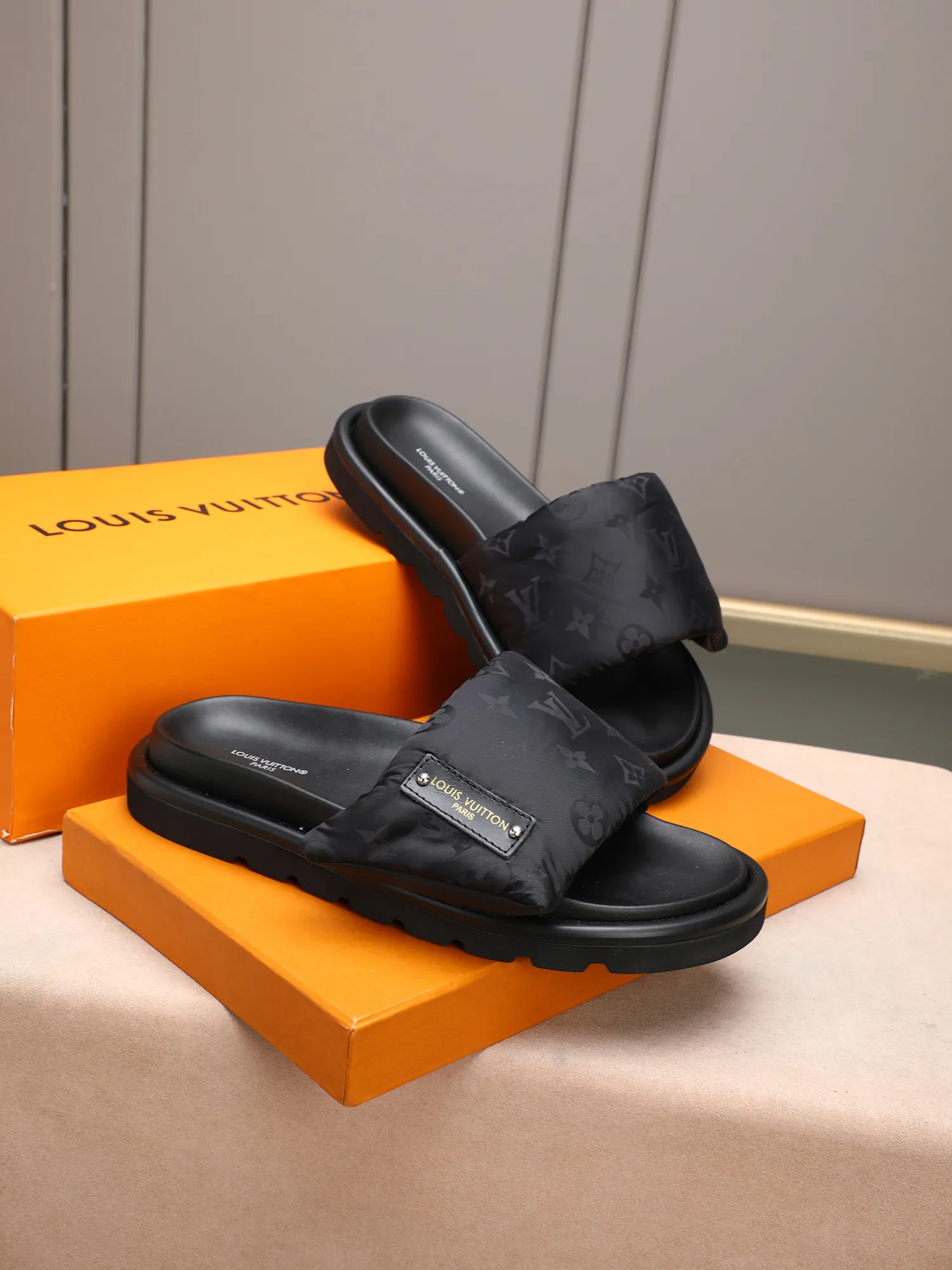 PP360 [LOUIS VUITTON] Louis Vuitton, LV printing, men's and women's slippers are on the market. The drawer box packaging comes with a cloth bag and a card. The upper pattern looks very soft and waxy, and it is a super versatile leg slimming tool. Fabric: imported denim/canvas/old fabric, LV hardware LOGO, official website pattern printing, comfortable to wear, feet: high-elastic PU water table. Sole: foam sole, heel height: about 5cm. Code number: 35-46, 35, 45, 46 are custom-made and non-returnable. Color: multiple colors and styles available.